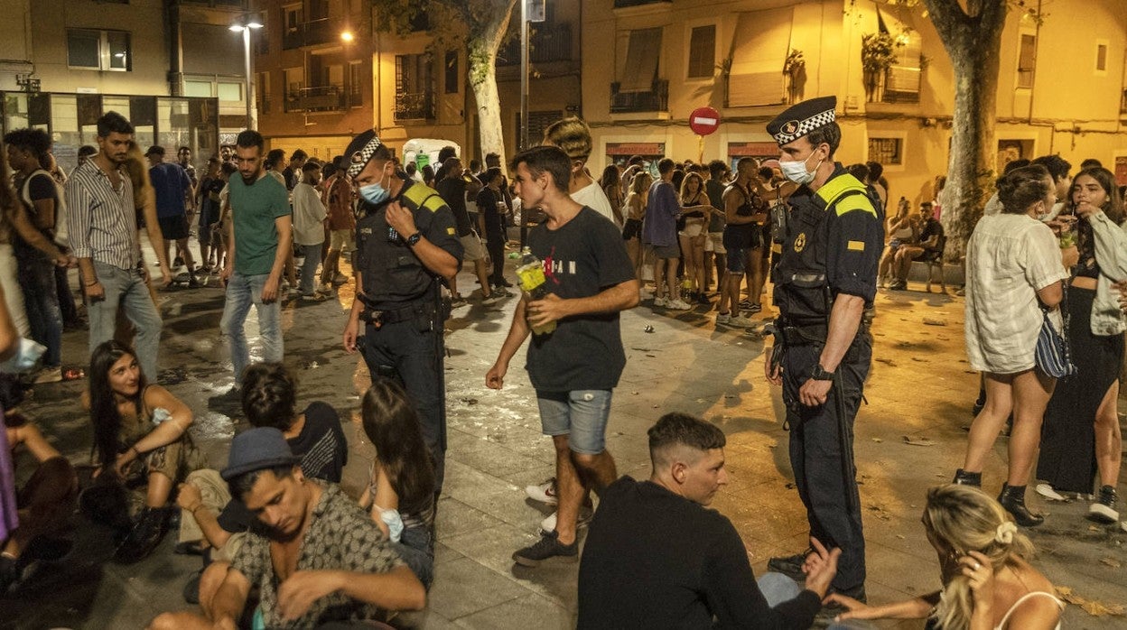 Primera noche sin toque de queda en Barcelona: botellones, aglomeraciones y 4.100 desalojados