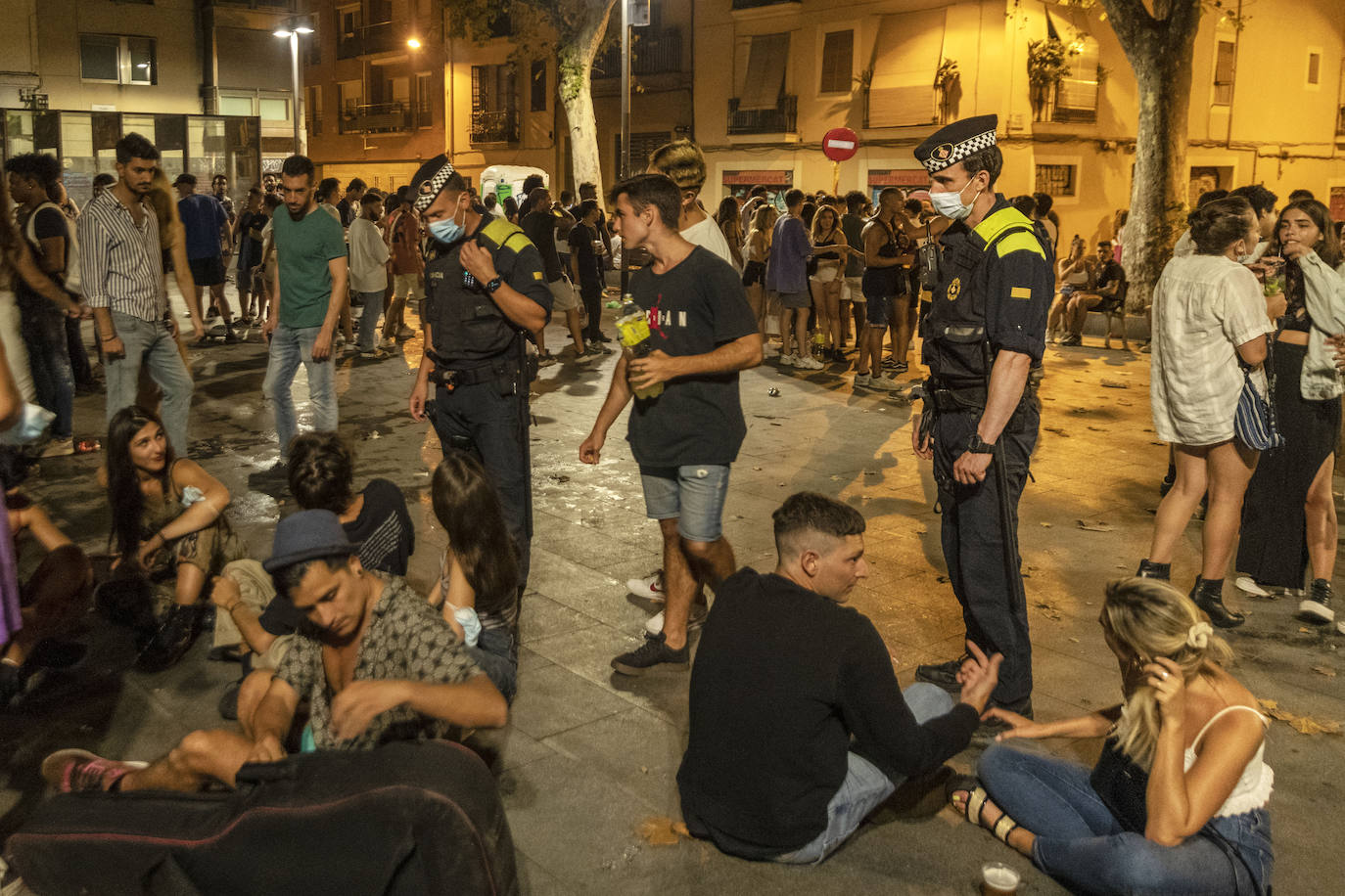 Primera noche sin toque de queda en Barcelona: botellones, aglomeraciones y 4.100 desalojados