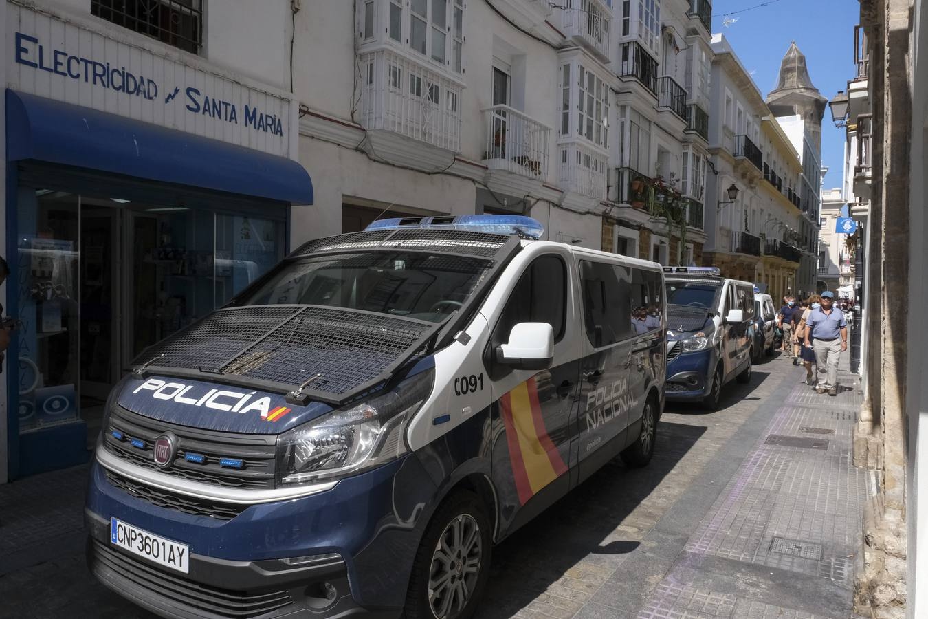 Fotos: La Policía Nacional, en busca de un fugitivo en la calle Sopranis de Cádiz