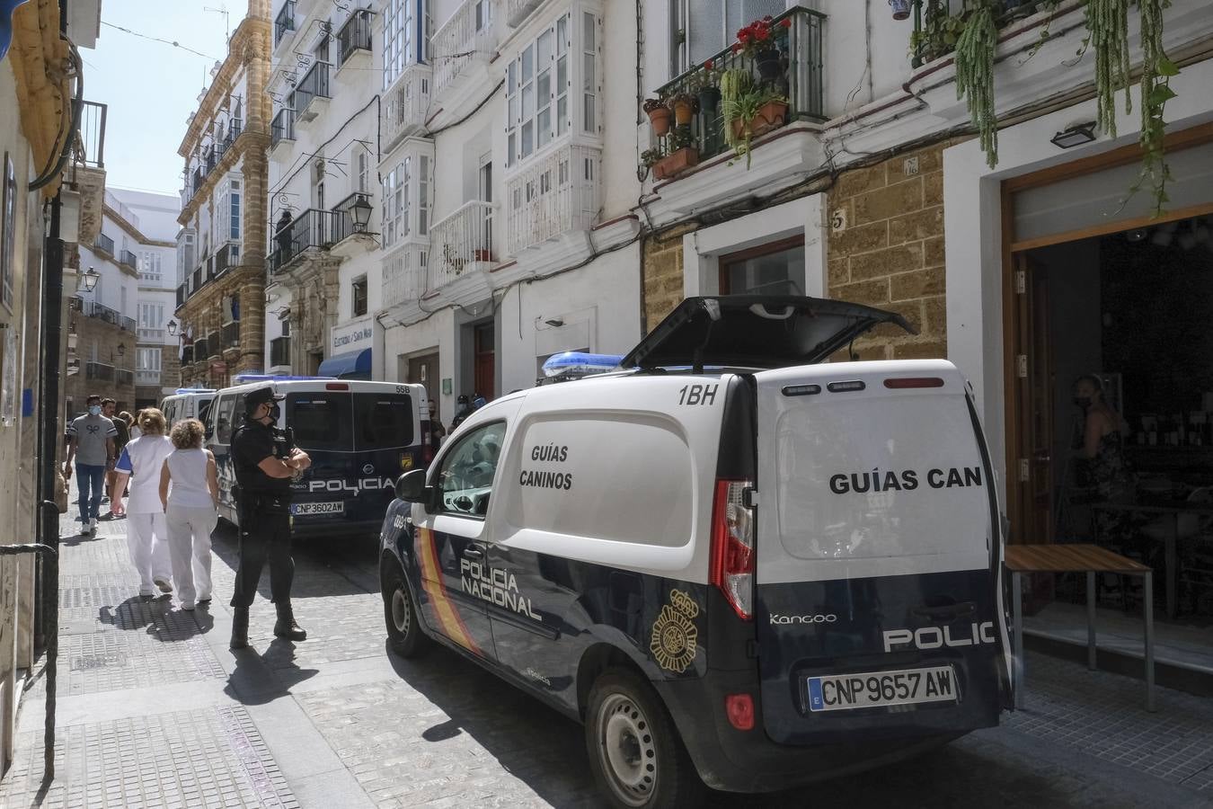 Fotos: La Policía Nacional, en busca de un fugitivo en la calle Sopranis de Cádiz