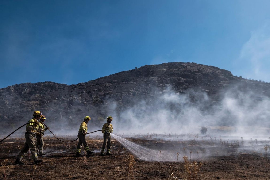 Bomberos regando en Riofrío