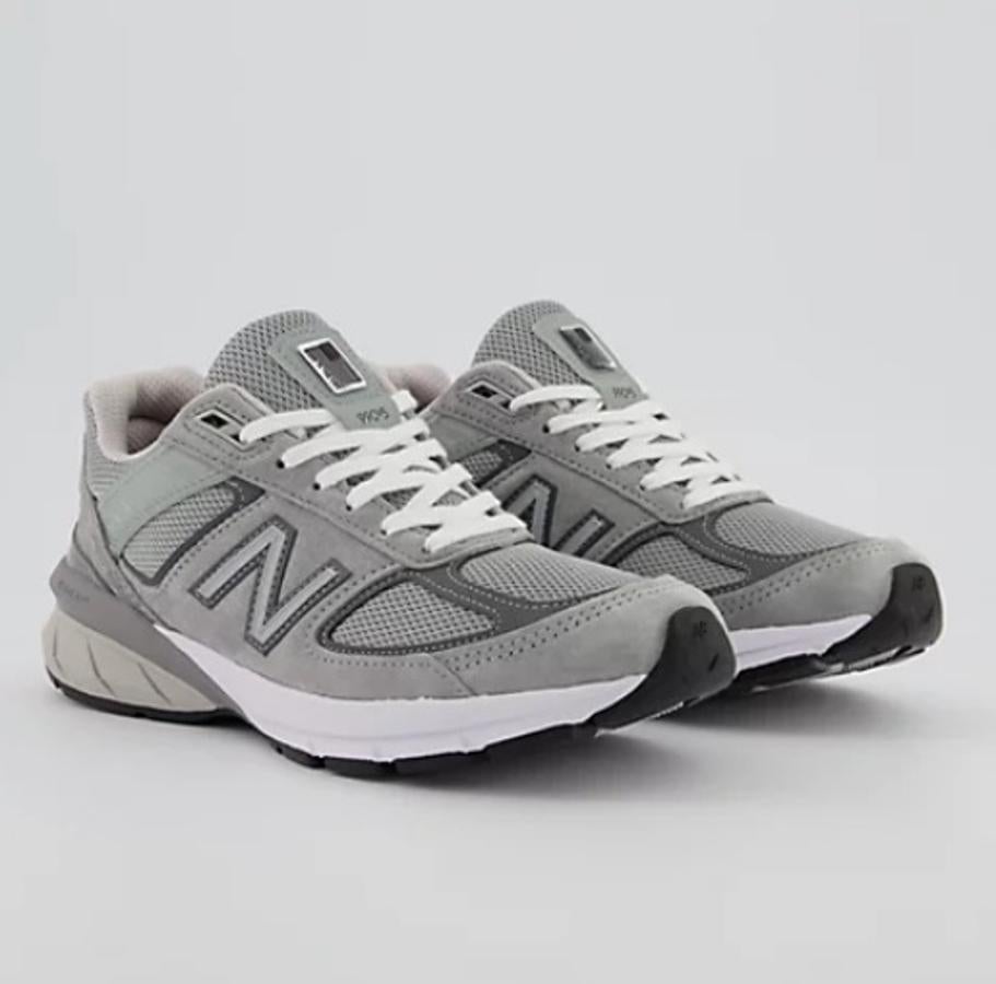 New Balance - Los imprescindibles para la vuelta a la ciudad. Zapatillas New Balance 990v5. Las zapatillas emblema de la firma, y también las más vendidas de Estados Unidos, además combinan igual de bien tanto con vestidos como vaqueros o prendas deportivas. Precio: 220€.