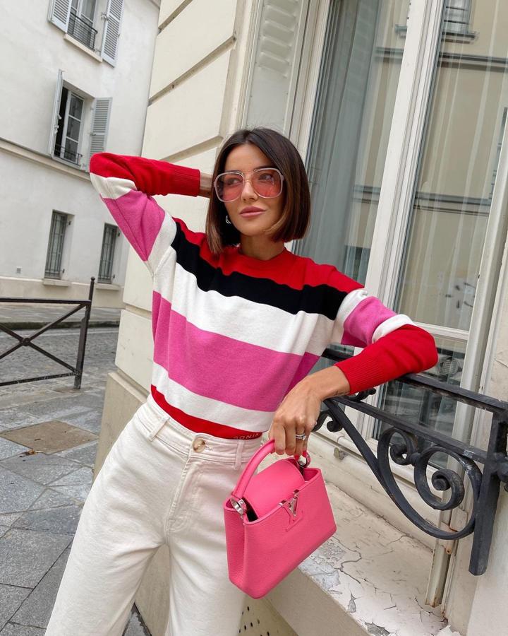 Prendas llenas de color para alegrar la jornada. Los colores potentes como los naranjas, rosas, esmeraldas y corales seguirán siendo tendencia, tanto en pequeñas dosis como en total looks. Vienen con fuerza los estampados geométricos y los aires setenteros, un buen ejemplo de ello es el look de Alexandra Pereira con gafas XXL y jersey de rayas a juego con el bolso de Louis Vuitton.