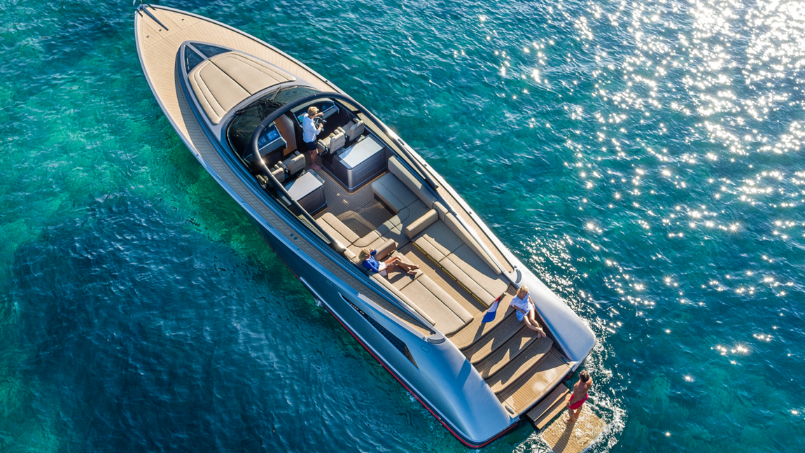 Así es el Wajer 55 al detalle. En cuanto a la embarcación, tuvo un coste de 2 millones de euros y la adquirieron con vistas a renovar la que ya tenían, el Wajer 38, el modelo anterior. Este yate presenta un diseño ligero y moderno, perfecto tanto para pasar una jornada de navegación como para disfrutar de unas vacaciones a bordo, un diseño que<a href="https://www.abc.es/summum/living/abci-brady-compra-yate-lujo-para-disfrutar-estancia-florida-202102210754_noticia.html" target="_blank"> ha conquistado a otras celebrities como Tom Brady</a>, quien también tiene uno similar