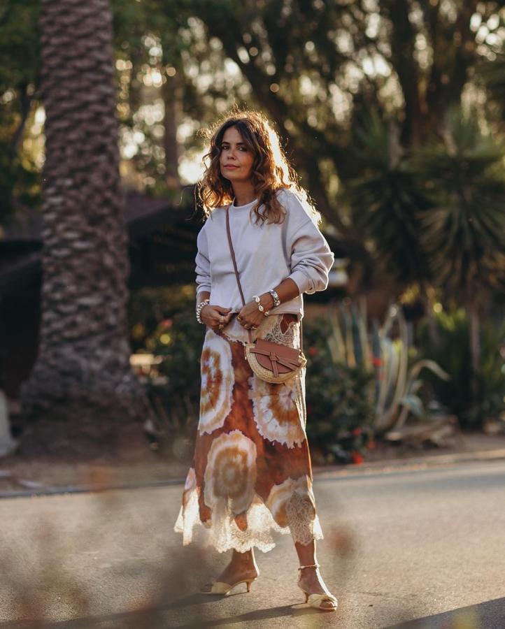 Estampados psicodélicos y vuelta a los años 70. Otra referencia de la década de los setenta que estará muy presente la encontramos en los estampados psicodélicos, conjuntados con otras opciones más sencillas con las que equilibrar el look.