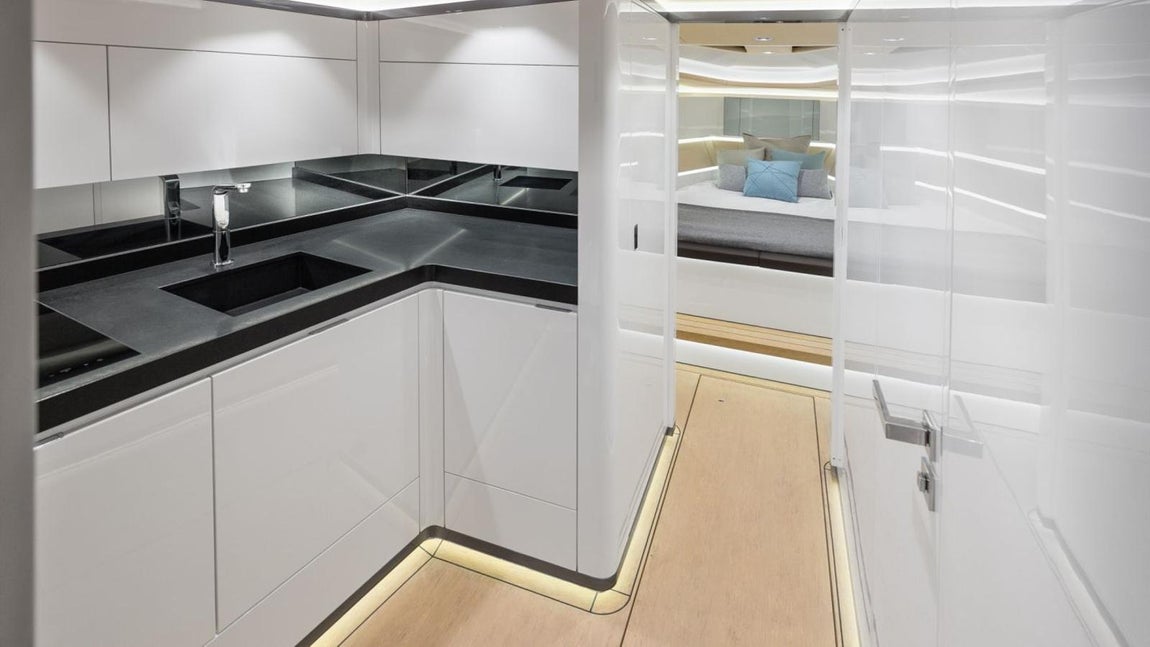 Así es el Wajer 55 al detalle. La cocina sigue un estilo minimalista y está completamente equipada. Cada rincón se ha aprovechado al máximo y gran parte de los electrodomésticos se encuentran camuflados en los armarios para dar más sensación de orden.