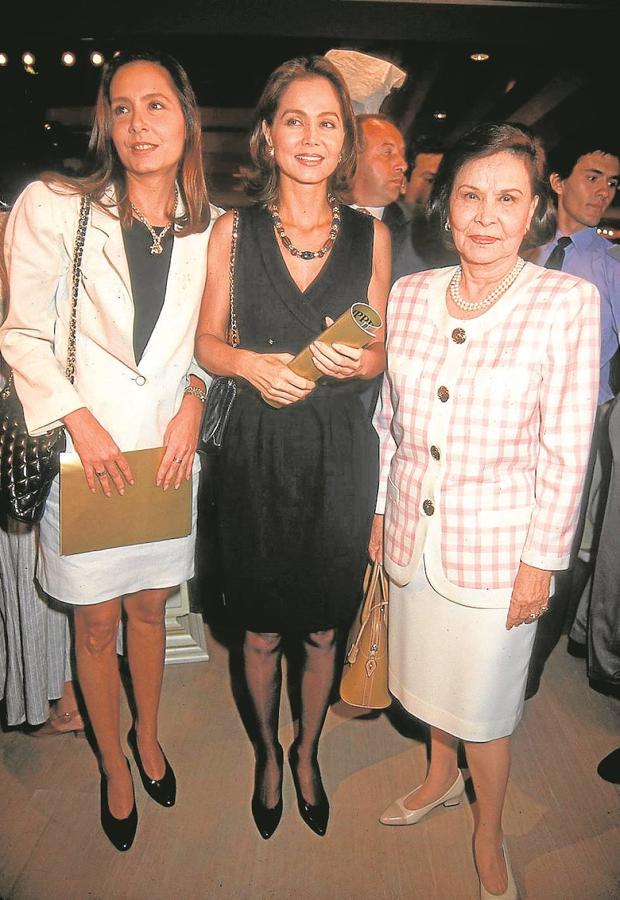 Beatriz Preysler, en medio Isabel Preysler y a la dcha, Beatriz Arrastia, madre de ambas. 