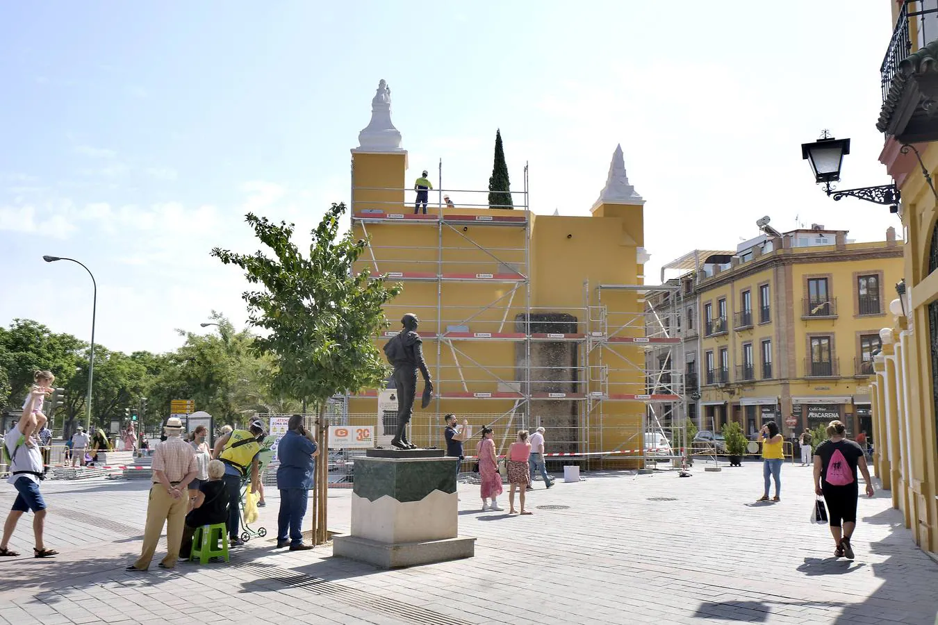 El Arco de la Macarena rodeado de andamios para las obras de restauración