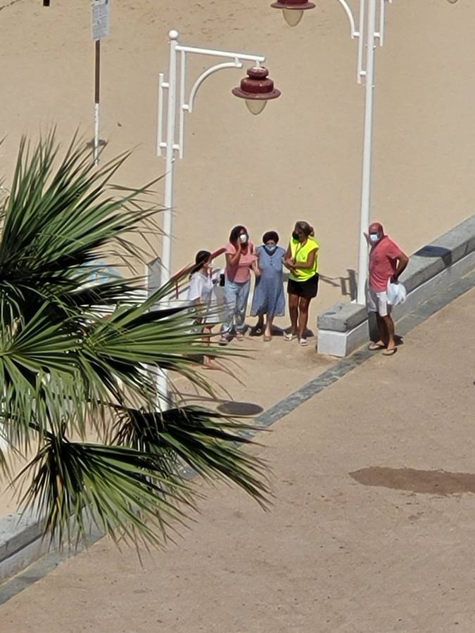 Fotos: Fallece un hombre en la playa Victoria de Cádiz