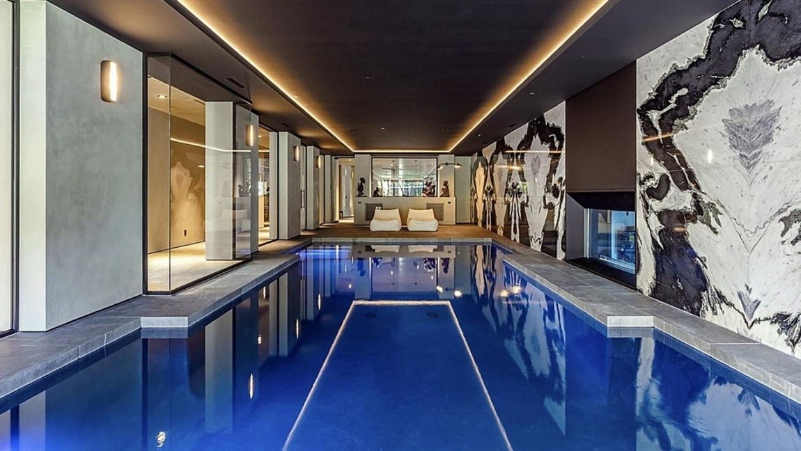 La nueva mansión de 70 millones de The Weeknd. En cuanto al resto de comodidades, incluye una piscina cubierta, Spa, gimnasio, cancha de baloncesto, un mini campo de fútbol, sala de cine, zona de juegos, biblioteca y un estudio de grabación.