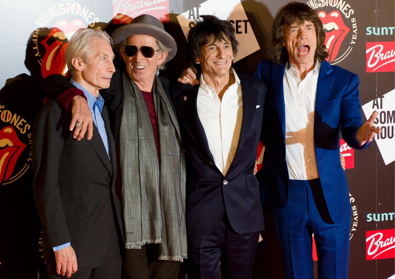 En esta imagen tomada el 12 de julio de 2012, la banda posa a su llegada a Somerset House, en el centro de Londres, antes de una fiesta para celebrar el lanzamiento del libro 'Rolling Stones 50' y una exposición fotográfica. 