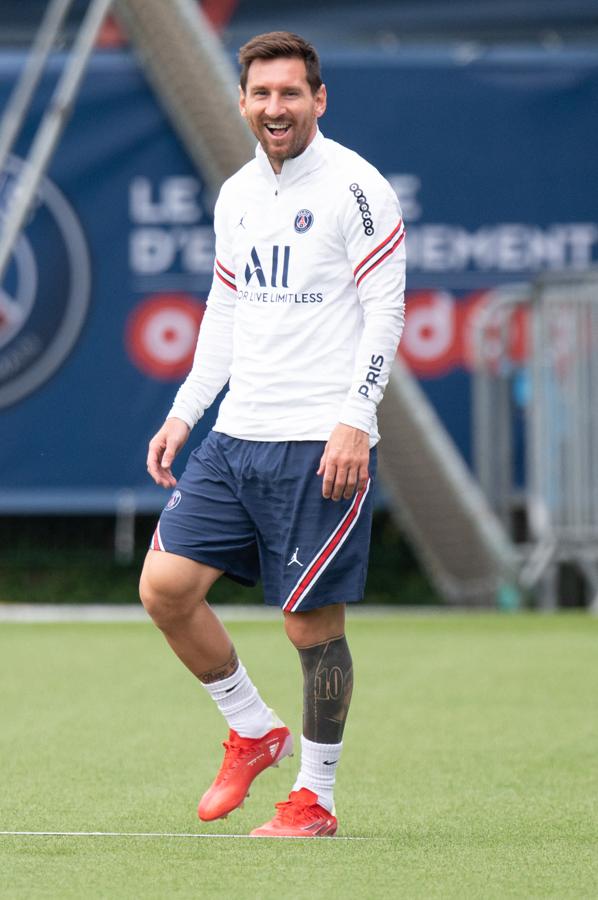 Leo Messi. Cuando anunció que dejaba el F.C.Barcelona no pudo evitar que se le saltasen las lágrimas, que posteriormente se secó con un pañuelo de papel. Pues bien, un avispado asistente se encargó de recogerlo y sacarlo a subasta por la módica cifra de un millón de dólares con una descripción en la que abogaba que se trataba de un “objeto único”.