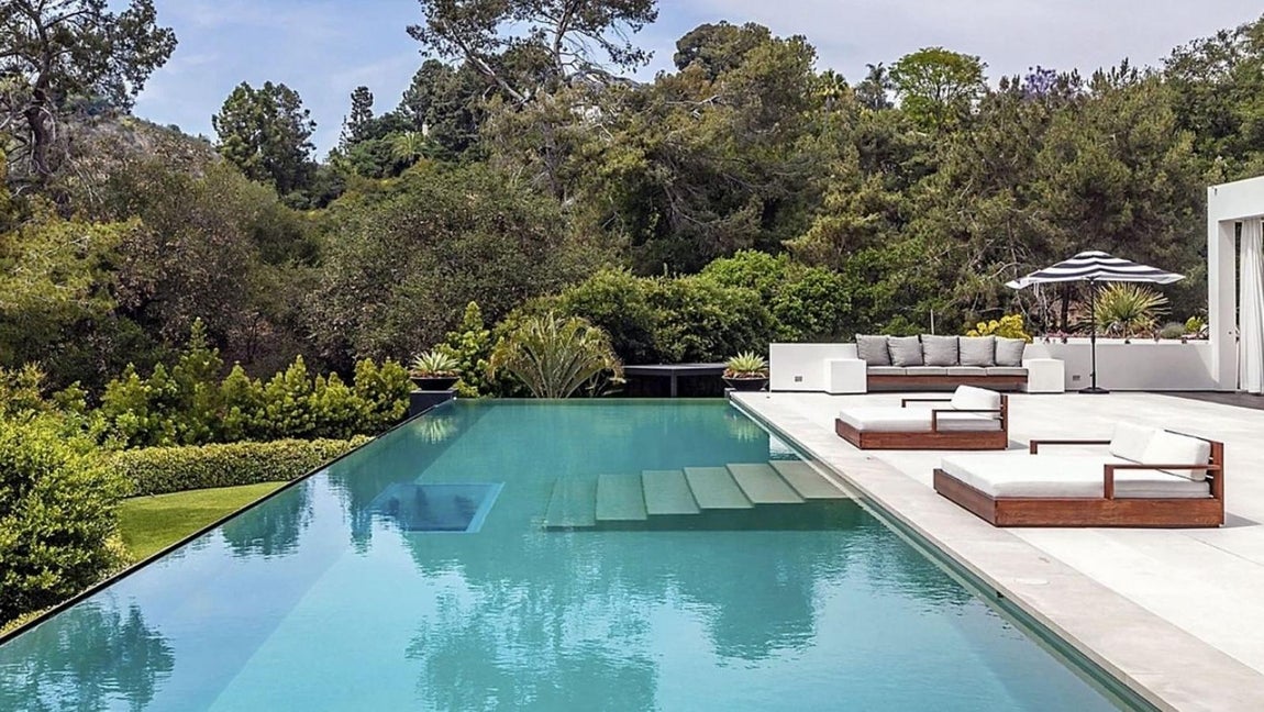 La nueva mansión de 70 millones de The Weeknd. No falta una piscina infinita con solárium y zona de chillo ut donde poder disfrutar de las puestas de sol en la ciudad de las estrellas.