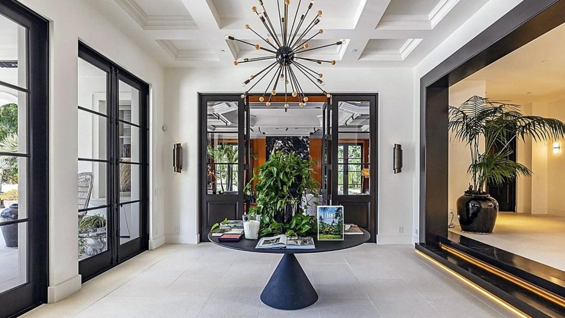 La nueva mansión de 70 millones de The Weeknd. En el interior la decoración aúna los toques más clásicos con detalles vanguardistas en un equilibrio perfecto que la rinden muy especial.