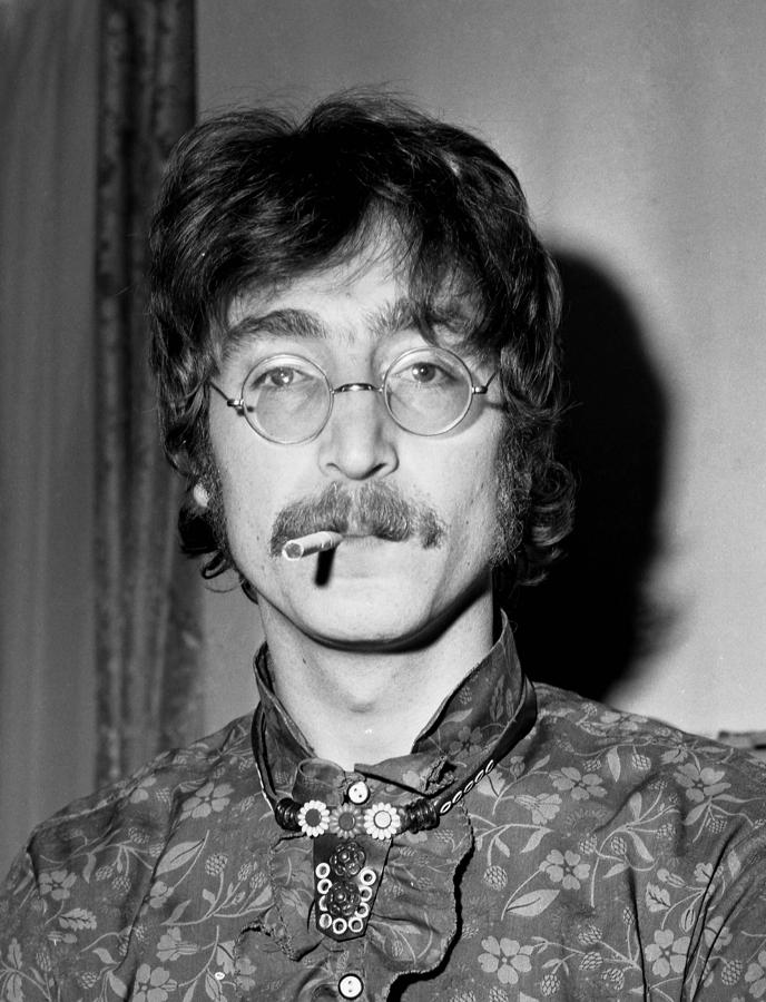 John Lennon. En su caso el objeto no es tan raro, pero aun así resulta llamativo, pues no son otra cosa que sus características gafas, que alcanzaron en una subasta el precio de casi 3 millones de dólares.