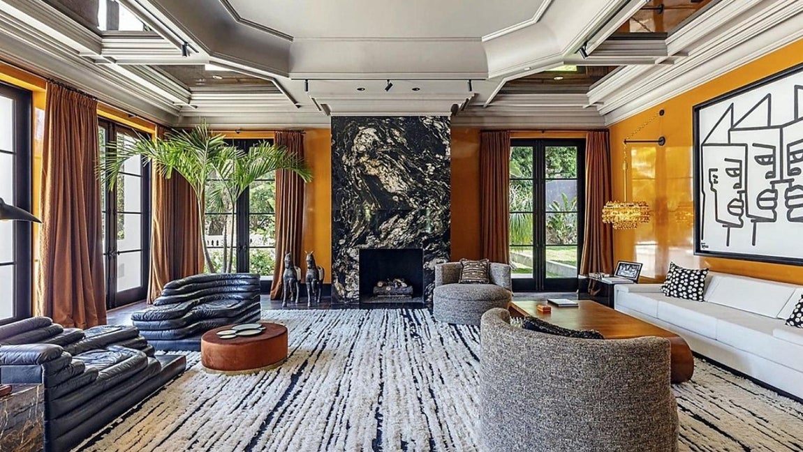 La nueva mansión de 70 millones de The Weeknd. Cabe destacar que en 215 el año en el que sus anteriores propietarios la compraron, su valor era de 16,5 millones de euros y tras someterla a una extensa reforma se revalorizó en 40 millones. Si se tiene en cuenta que el cantante ofreció casi el doble no es de extrañar que el matrimonio no se lo pensase dos veces a la hora de venderla