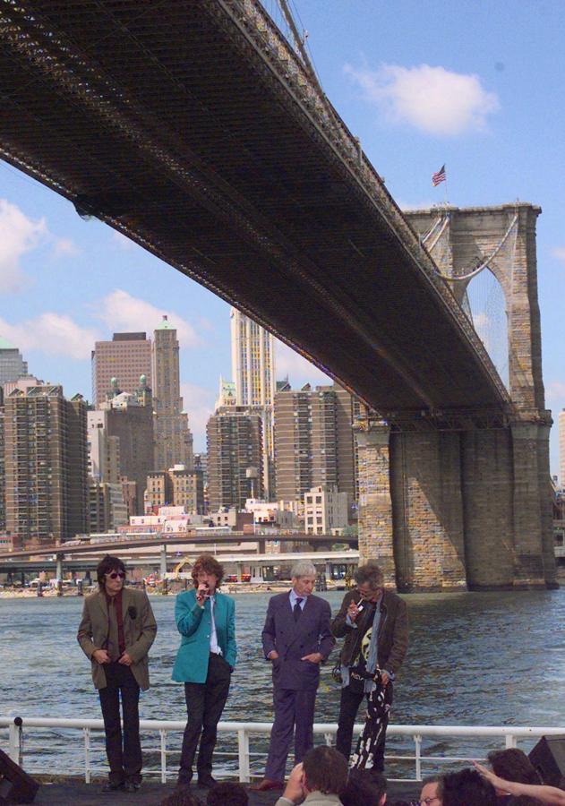 Los Rolling Stones anuncian su gira 'Bridges to Babylon' en una rueda de prensa celebrada debajo del Puente de Brooklyn, en el distrito de Brooklyn de Nueva York, el 18 de agosto de 1997. 