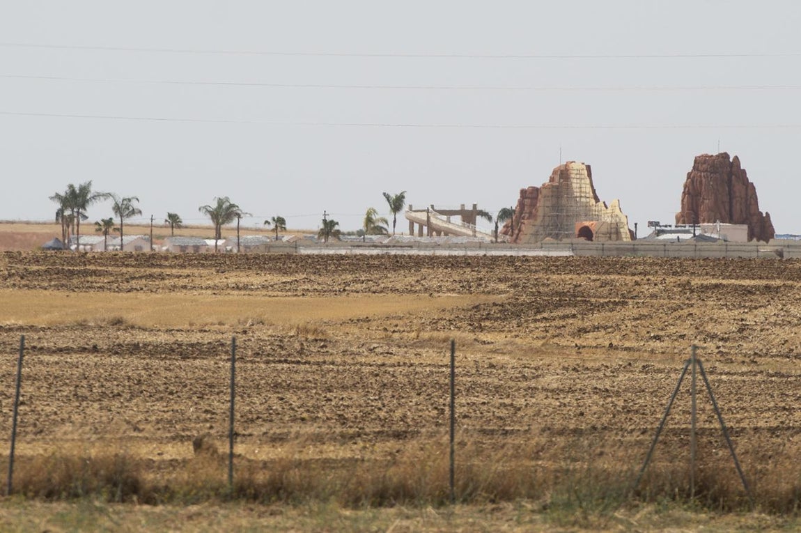4. Por secreto de confidencialidad, nadie en la localidad, ni siquieras los que hacen de extra, pueden revelar el argumento de la película