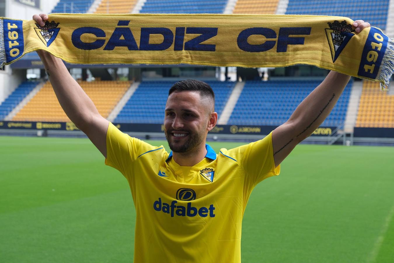 Fotos: Andone ya se viste de amarillo