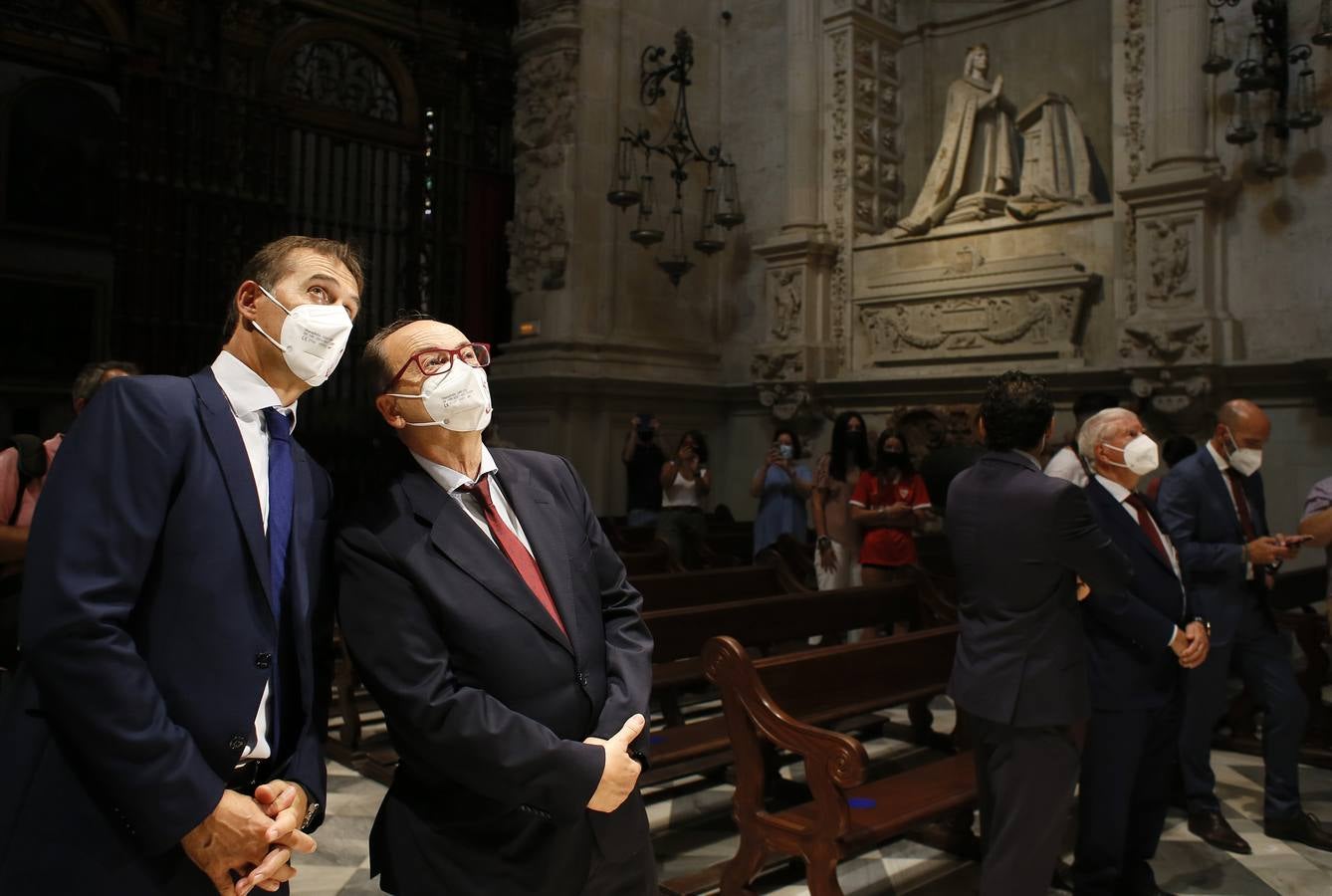 Ofrenda floral del Sevilla FC a la Virgen de los Reyes