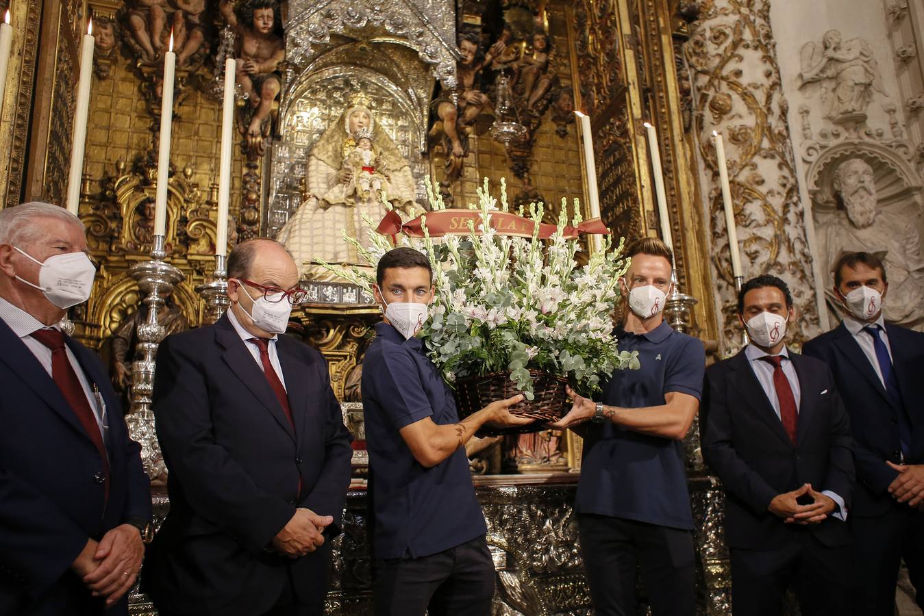 Ofrenda floral del Sevilla FC a la Virgen de los Reyes