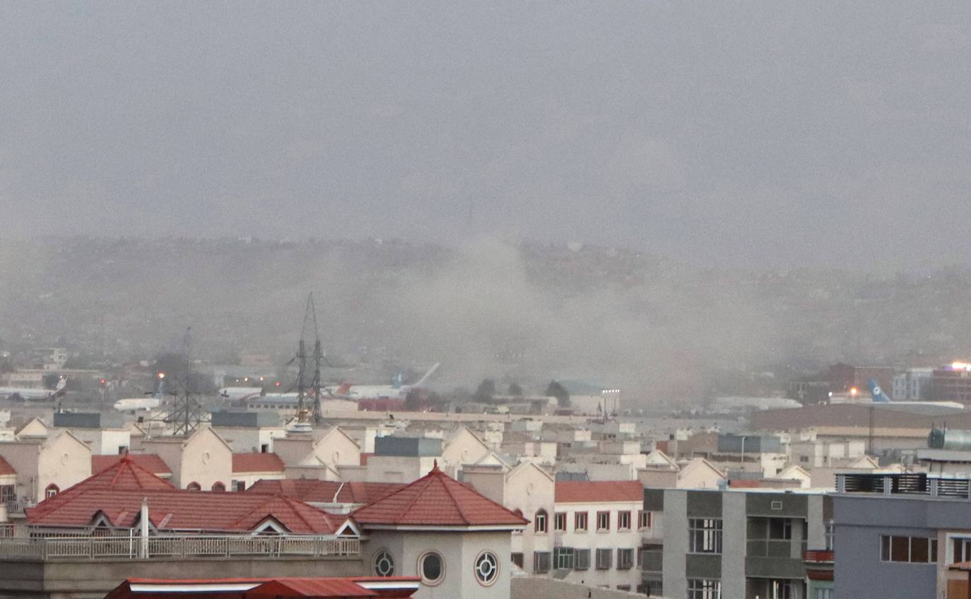 Una explosión suicida ha tenido lugar  este jueves en las afueras del aeropuerto internacional Hamid Karzai en Kabul. 