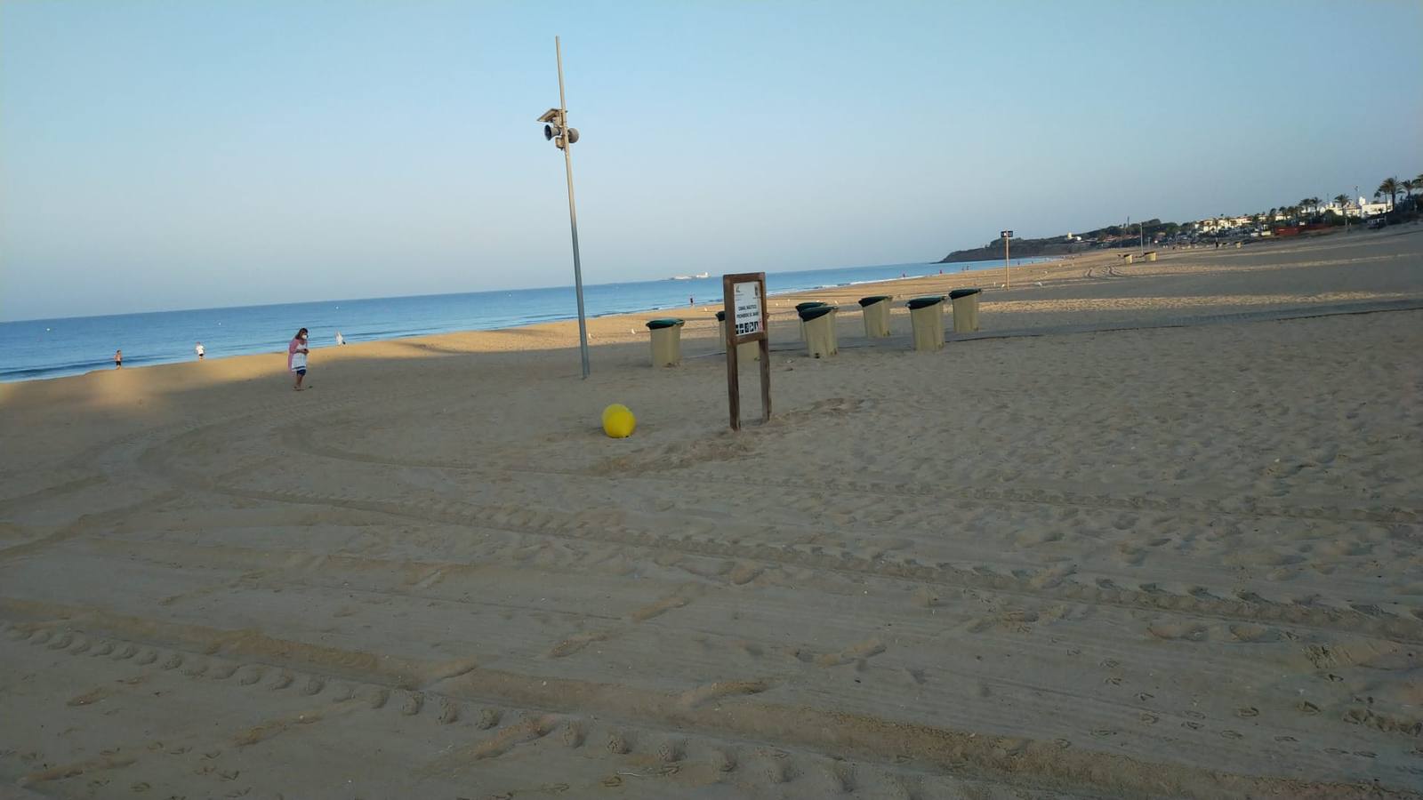 Fotos: Vandalismo en la playa de La Barrosa en Chiclana