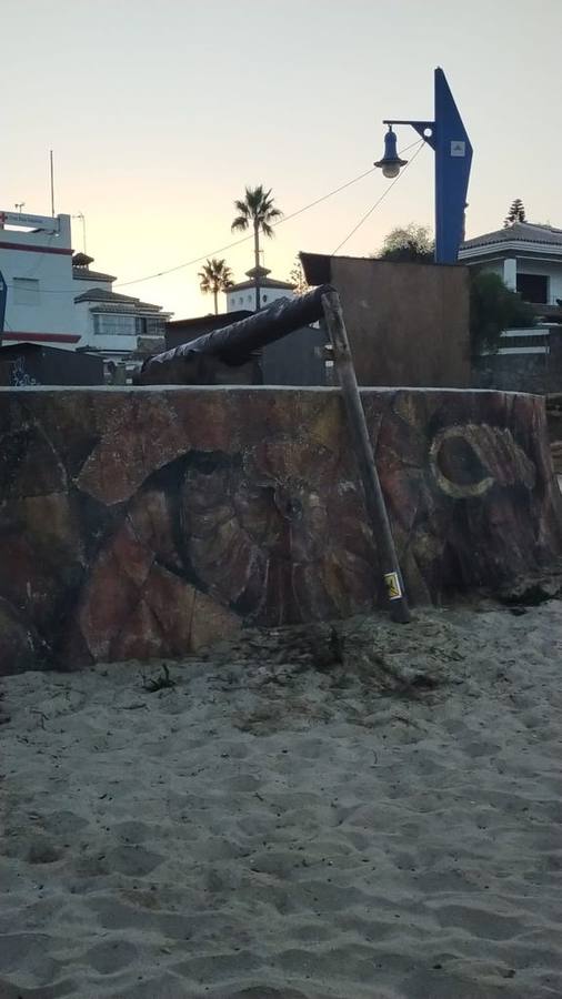 Fotos: Vandalismo en la playa de La Barrosa en Chiclana