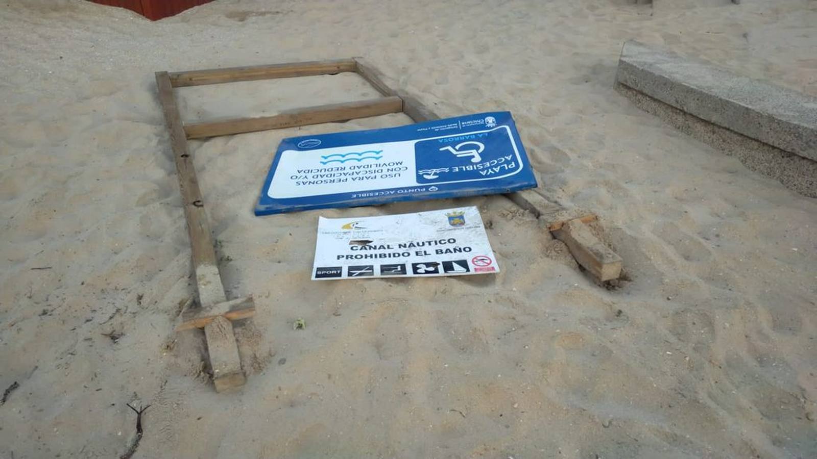 Fotos: Vandalismo en la playa de La Barrosa en Chiclana