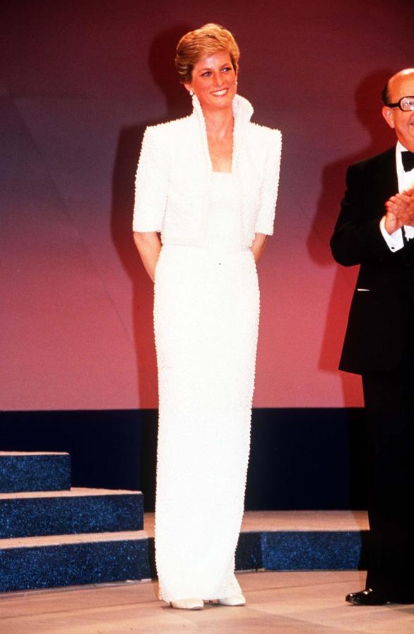 1989 - Los looks más icónicos de Lady Di. Para asistir a los British Fashion Awards quisó rendir un homenaje al Rey del Rock, Elvis Presley, con un vestido que tomaba coo referencia sus looks. Un modelo de Catherine Walker forrado de perlas en blanco roto que incluía una torera con el cuello alzado y manga francesa