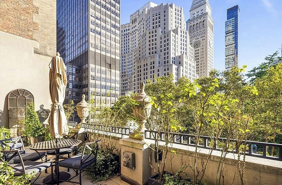 El lujoso ático de J.Lo en Nueva York. Mientras que en la principal tiene una zona de chill out con sofás, sillones y cojines repartidos por todo el espacio, la otra está pensada para acoger cenas más tranquilas en un entorno muy acogedor.