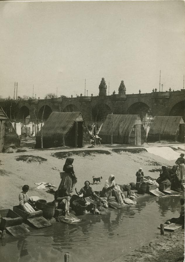 2.. Madrid, 1915. Las lavanderas del río Manzanares, junto al puente de Toledo