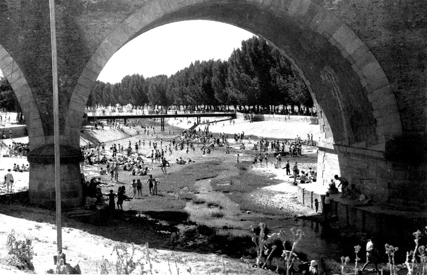 5.. Madrid, 1946. Los bañistas disfrutan de una jornada en el río