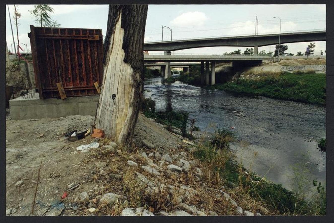 7.. Parte del cauce del Manzanares, ya canalizado, en la década de 1990