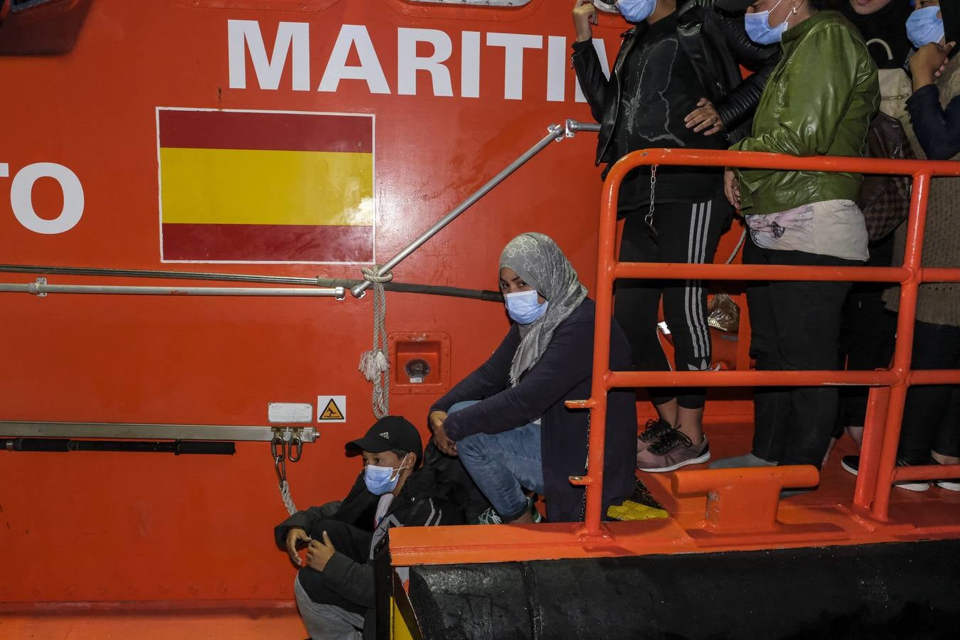 Fotos: Salvamento Marítimo traslada a unos 90 migrantes a Puerto América