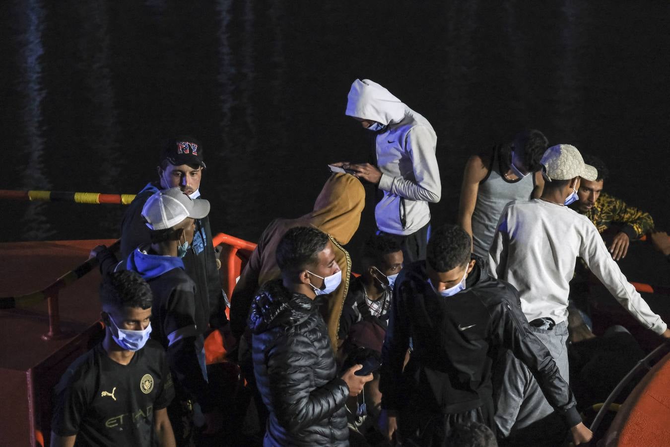 Fotos: Salvamento Marítimo traslada a unos 90 migrantes a Puerto América