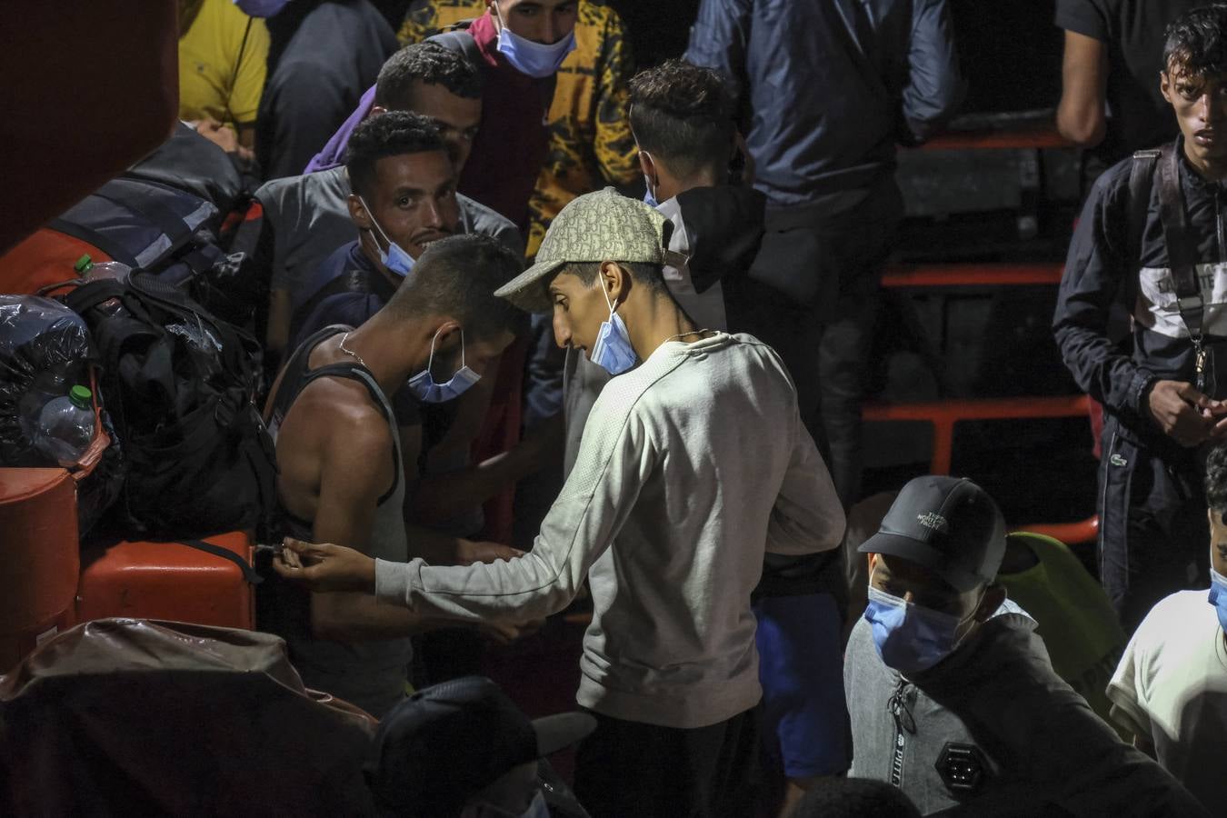 Fotos: Salvamento Marítimo traslada a unos 90 migrantes a Puerto América