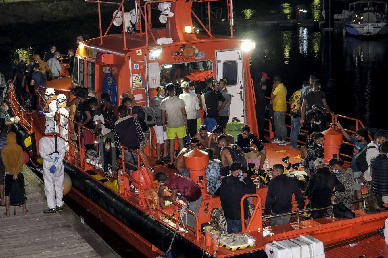 Fotos: Salvamento Marítimo traslada a unos 90 migrantes a Puerto América