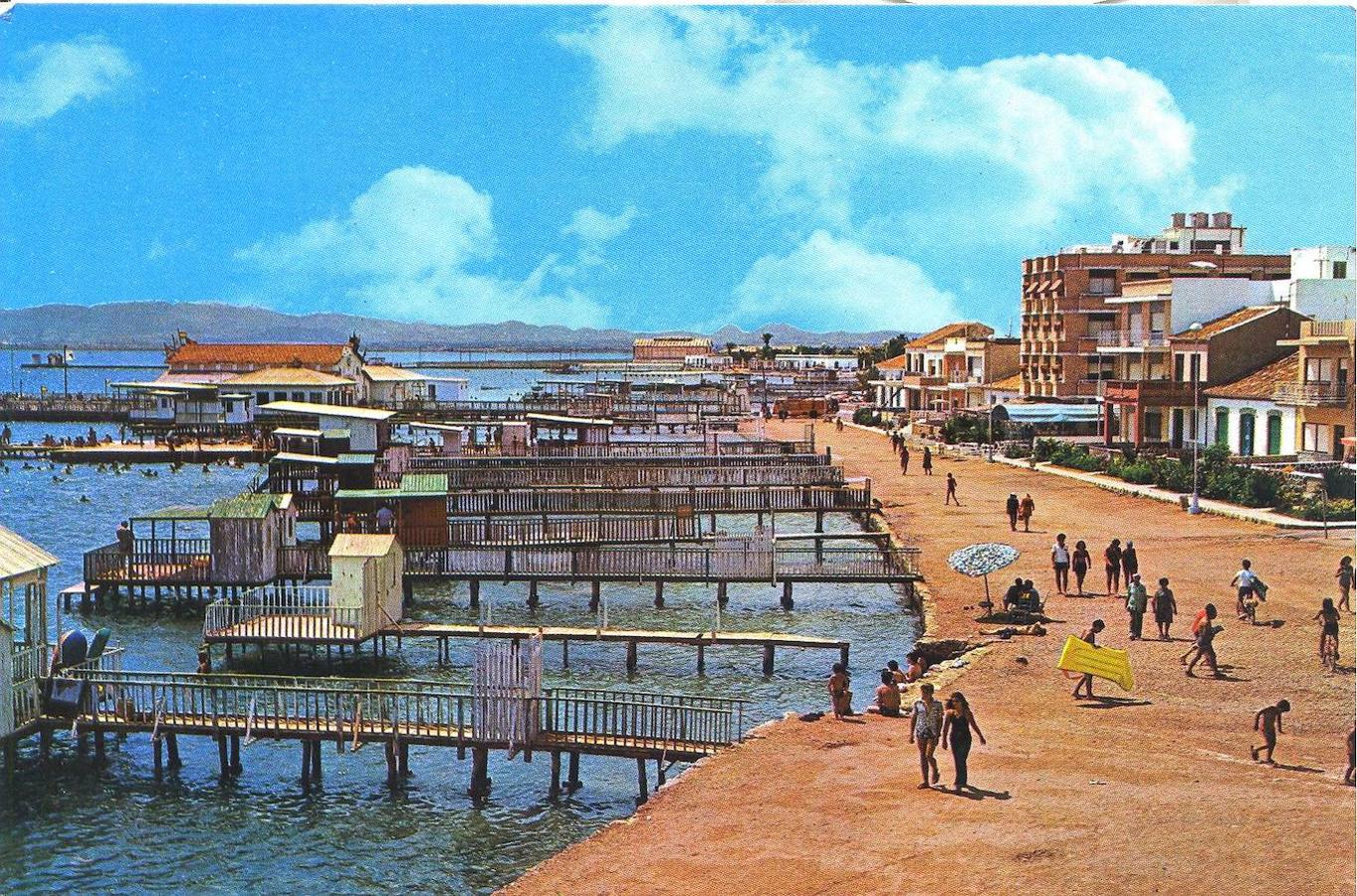 Varias pasarelas para el baño desmanteladas en los años 70 para acondicionar la playa en Los Alcázares. 