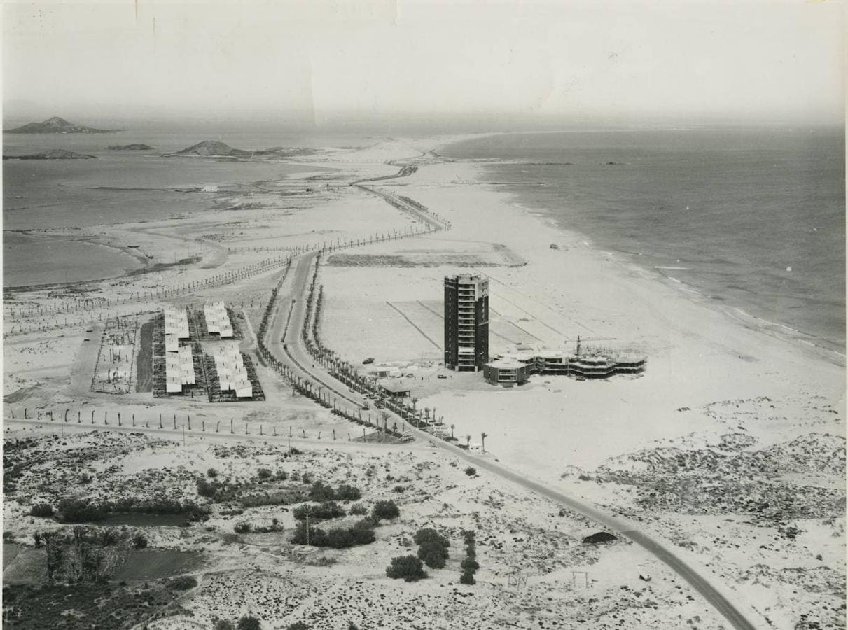 La Manga del Mar Menor, 1970. Vista de la zona antes de ser urbanizada: apenas aparecen una torre de apartamentos y una urbanización, ambas construcciones de carácter turístico. 