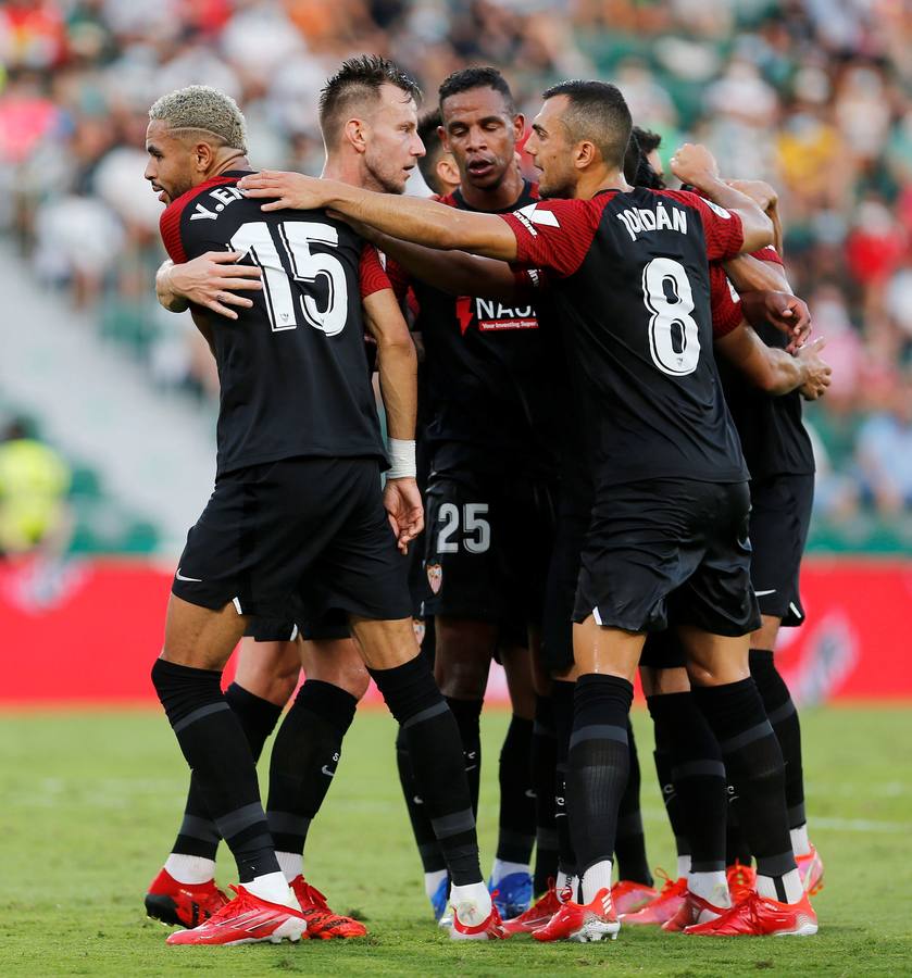 Partido entre el Elche y el Sevilla disputado en el Martínez Valero