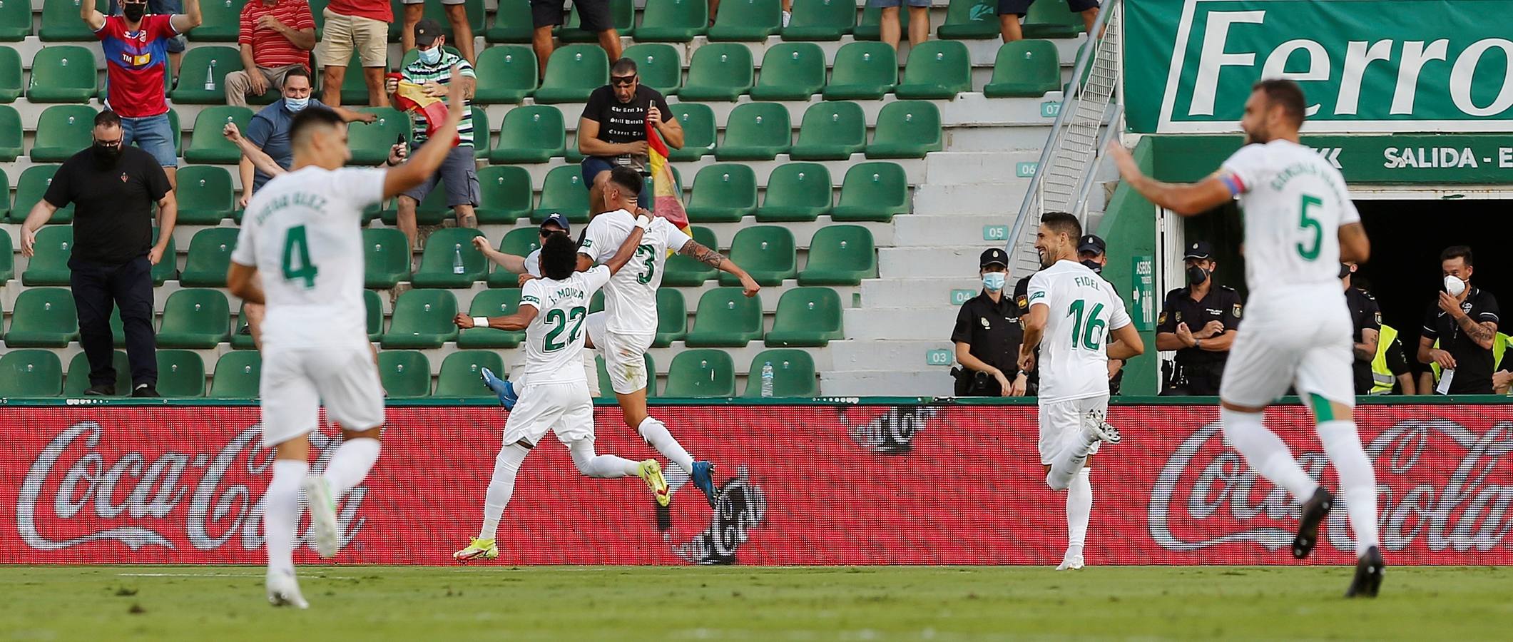 Partido entre el Elche y el Sevilla disputado en el Martínez Valero