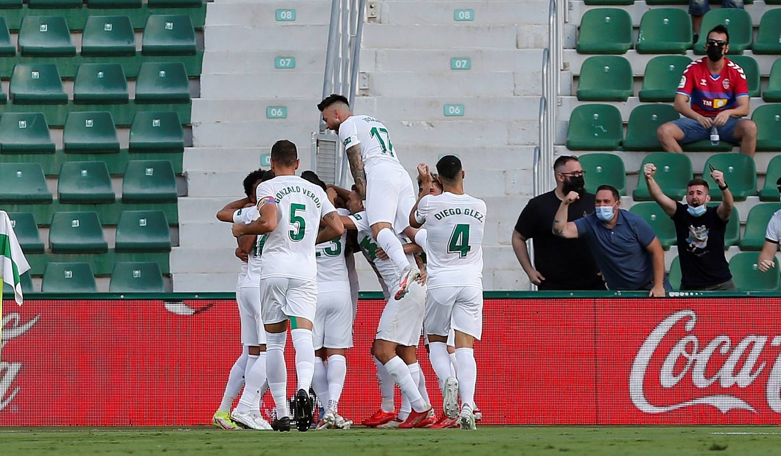 Partido entre el Elche y el Sevilla disputado en el Martínez Valero