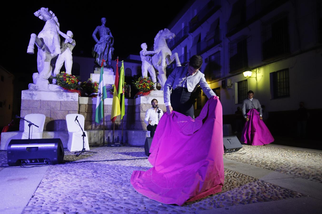 Homenaje a Manolete en el barrio torero de Santa Marina, en imágenes