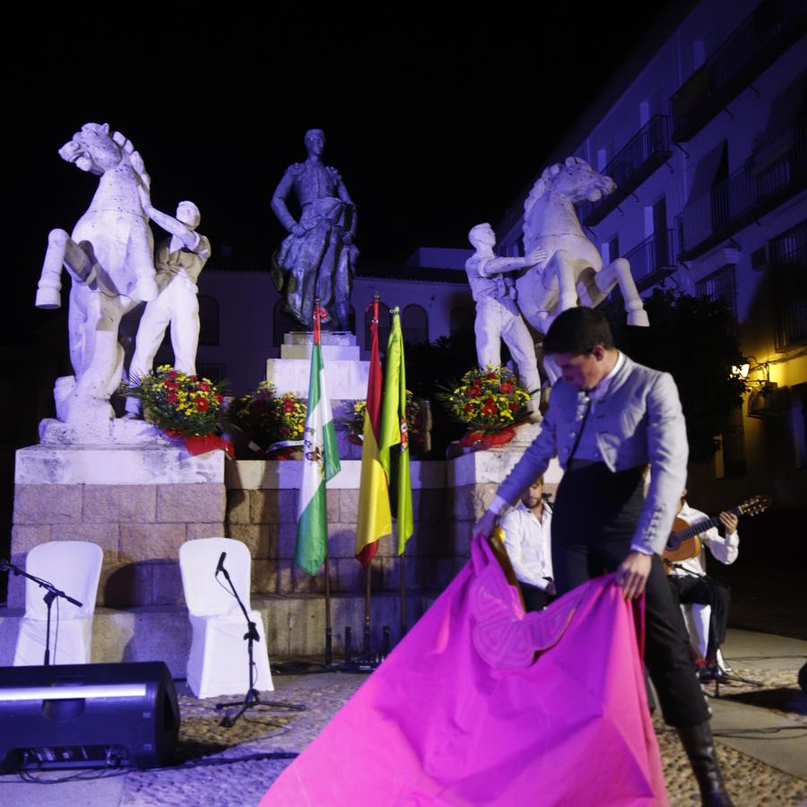 Homenaje a Manolete en el barrio torero de Santa Marina, en imágenes