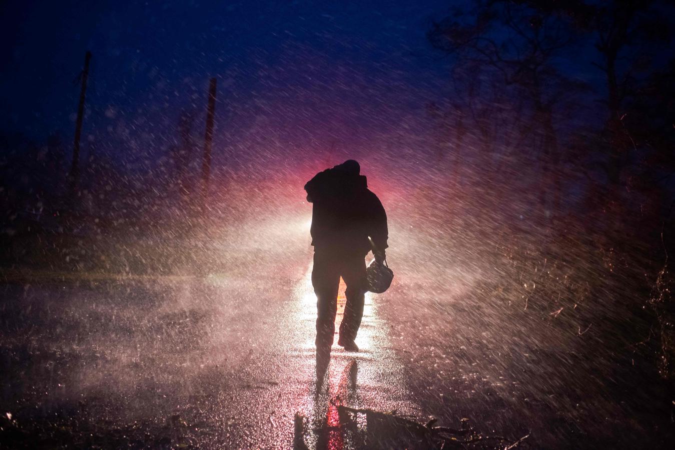 Un bombero trabaja en medio del huracán. 