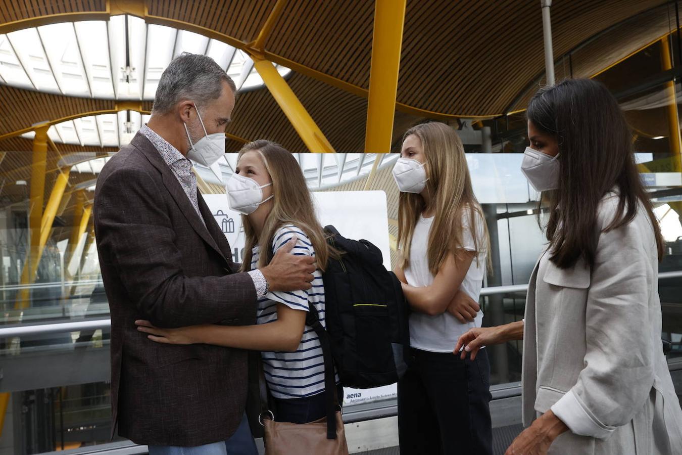 El Rey Felipe VI y la Princesa Leonor durante su despedida en Barajas. 