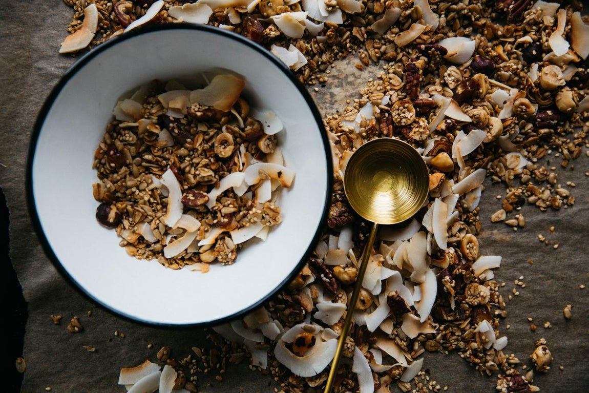 Cereales con fibra. Si elegimos para nuestro desayuno unos cereales con alto contenido en fibra (es muy importante, a la hora de ir al supermercado, decantarnos por los que menos azúcar tengan) estaremos ante un alimento con un gran aporte de magnesio. Según datos de la Bedca, por cada 100 gramos, tienen 340 miligramos.