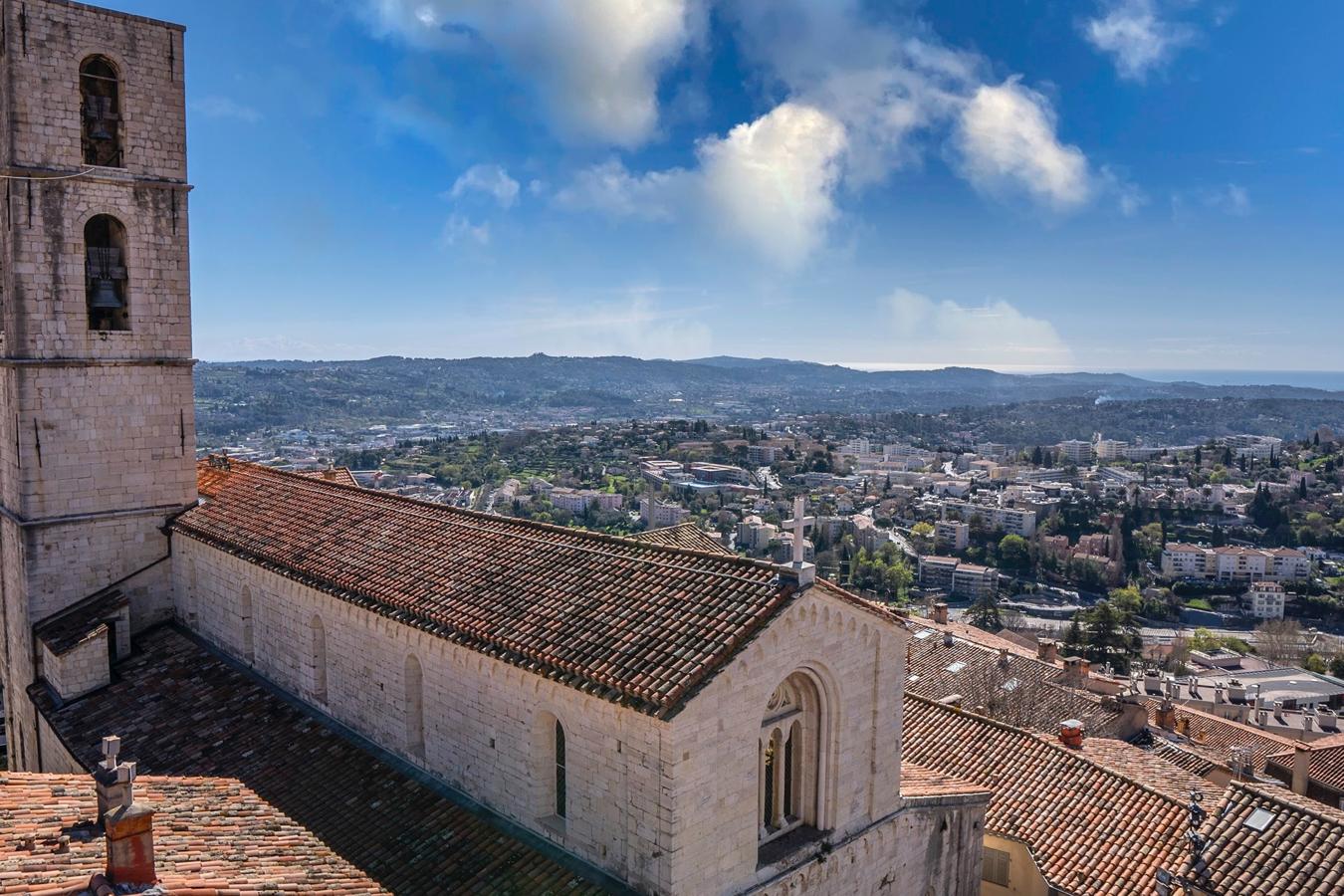 Viaje al siglo XIII. Catedral de Notre Dame du Puy, del siglo XIII, en Grasse. Alberga muchos objetos de arte y lienzos de grandes maestros: Jean-Honoré Fragonard, Rubens, Charles Negre y Louis Bréa. Fragonard nació en esta villa en 1732.