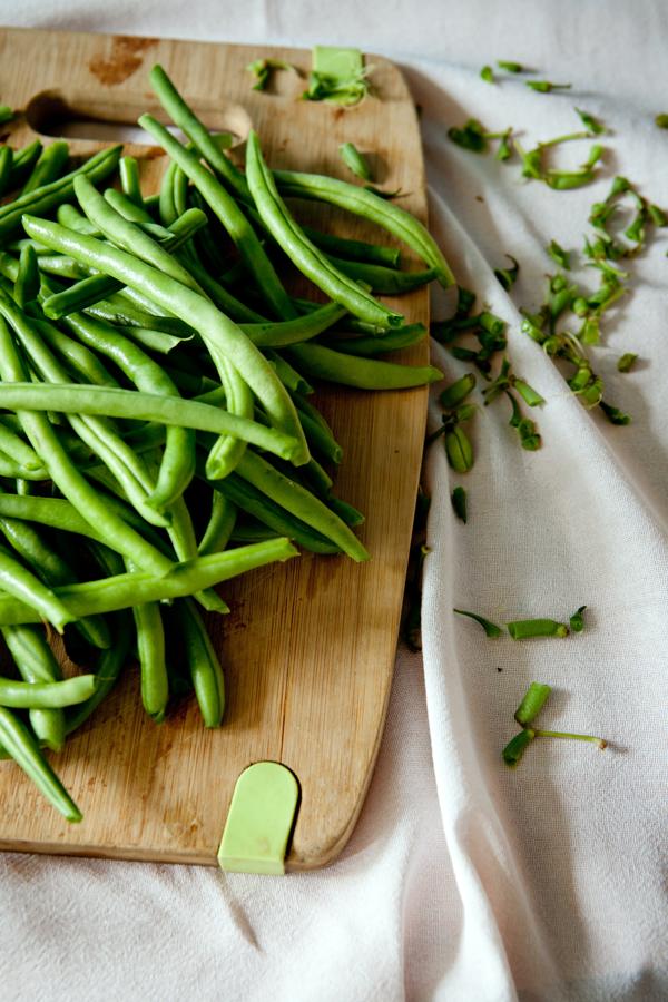 Habas. Las habas, un alimento poco graso (según la Bedca, 0.4 gramos de grasa por cada 100) y con buen aporte de proteína ( 4.6 gramos por cada 100), también son ricas en magnesio: por cada 100 gramos, 190 miligramos lo son